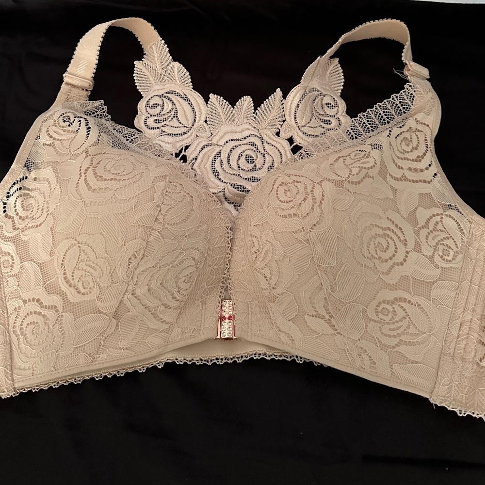 New beige Lace bra with front closure, size 38 c/d